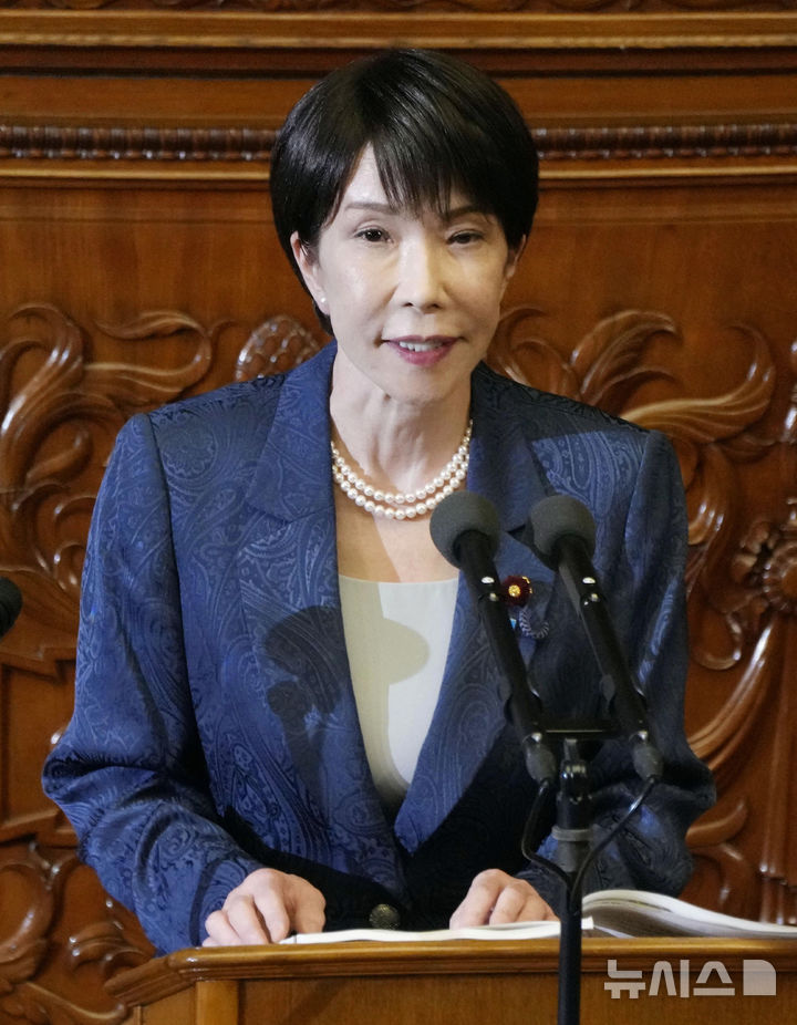 [도쿄=AP·교도/뉴시스] 중동 정세가 악화되면서 에너지의 안정적인 확보가 과제로 떠오르자 일본 정부는 원유 등의 조달처 다양화를 지원하기 위한 법안을 마련했다. 사진은 다카이치 총리가 지난 5일 도쿄 국회에서 소신표명 연설을 하고 있는 모습. 2026.10.13.