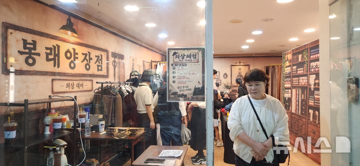 [통영=뉴시스] 신정철 기자= 경남 통영시는 지난 3일부터 4일까지 구도심지인 통제영거리 및 통영 근대역사길 일원에서 '통영 근대역사를 담다'라는 주체로 '2026 통영 국가유산 야행'을 개최했다.사진은 통영 국가유산 야행이 펼쳐진 지난 4일 밤. 초정거리인 항남1번가 일대의 의상체험장 모습.2026.10.05. sin@newsis.com