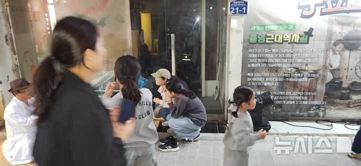 [통영=뉴시스] 신정철 기자= 경남 통영시는 지난 3일부터 4일까지 구도심지인 통제영거리 및 통영 근대역사길 일원에서 '통영 근대역사를 담다'라는 주체로 '2026 통영 국가유산 야행'을 개최했다.사진은 지난 4일 밤. 초정거리인 항남1번가 일대의 행사 모습.2026.10.05. sin@newsis.com