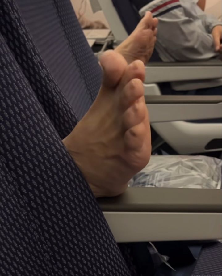 [서울=뉴시스]비행기 안에서 앞좌석 틈새로 맨발을 뻗어 불편을 주는 승객의 비매너 행태가 공개돼 온라인상에서 비판이 쏟아지고 있다. 사진 스레드 캡처 *재판매 및 DB 금지
