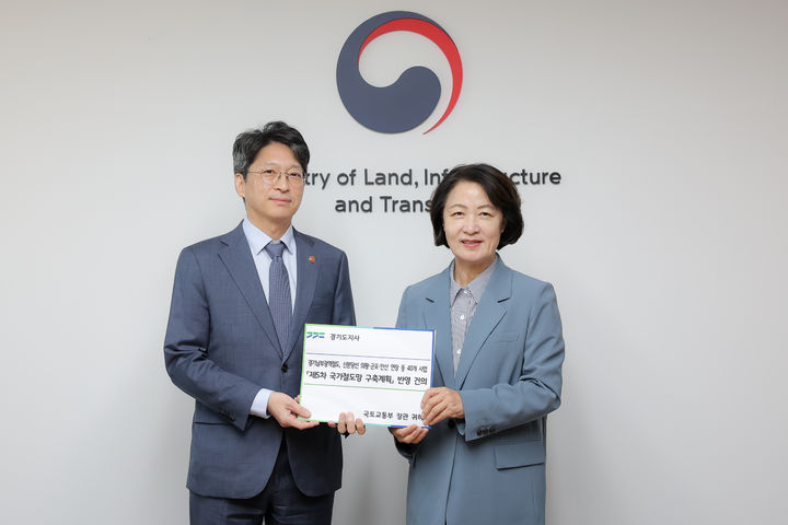 [수원=뉴시스] 추미애 경기도지사가 2일 서울 국토발전전시관에서 홍 장관을 만나 '제5차 국가철도망 구축계획'에 경기도 철도사업을 반영해달라고 요청하고 있다. (사진=경기도 제공) 2026.10.05. photo@newsis.com *재판매 및 DB 금지