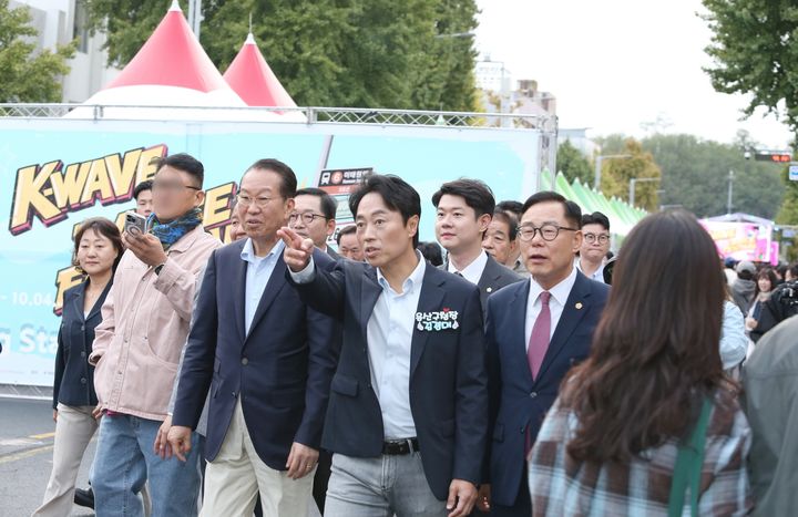 [서울=뉴시스] 김경대 용산구청장, 'K-Wave 댄스 페스티벌' 개막 축하. (사진=용산구 제공) 2026.10.05. photo@newsis.com *재판매 및 DB 금지