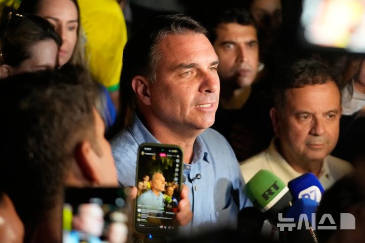 [브라질리아=AP/뉴시스]플라비우 보우소나루 브라질 자유당(PL) 대통령후보가 4일(현지 시간) 대선 결선 1위 진출이 확정된 뒤 브라질리아의 자택 앞에서 연설하고 있다. 2026.10.05.