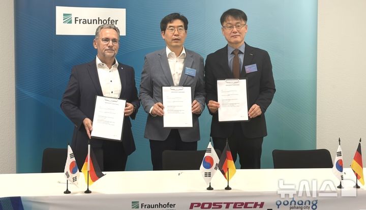 [포항=뉴시스] 경북 포항시와 포스텍은 2일(현지 시각) 유럽 최대 응용 연구 기관인 독일 프라운호퍼와 '배터리 기술 분야 국제 공동 연구 협력을 위한 양해각서(MOU)'를 체결한 후 옌스 튀브케(왼쪽부터) 프라운호퍼 배터리 앨라이언스 대변인·배터리셀 생산 연구소(FFB) 총괄 소장, 이상민 포스텍 친환경소재대학원 배터리공학과 주임 교수, 문종명 포항시 배터리첨단산업과장이 기념 촬영하고 있다. (사진=포항시 제공) 2026.10.05. photo@newsis.com