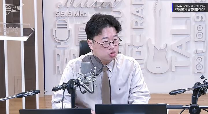 [서울=뉴시스] 박정호 명지대 교수가 '박정호의 손경제플러스'에서 글로벌 투자자금이 인공지능(AI)을 중심으로 데이터센터와 에너지·전력·원자재 등으로 확장될 것으로 전망했다. (사진='박정호의 손경제플러스' 유튜브 캡처) *재판매 및 DB 금지