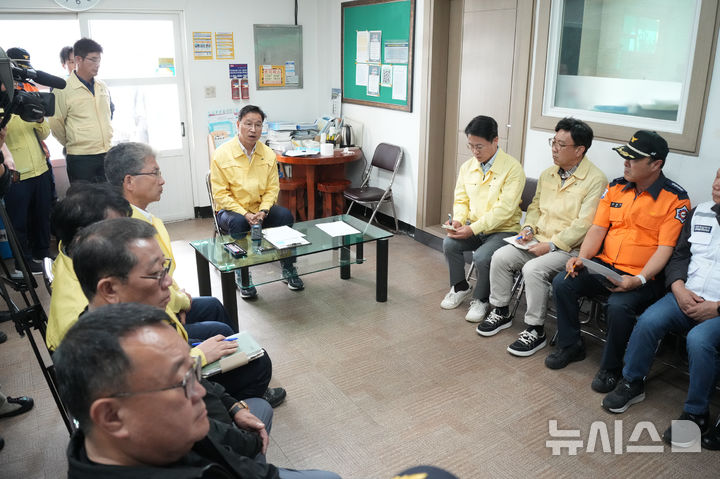 [제주=뉴시스] 위성곤 제주지사가 5일 오전 제주시 한림읍 한림어선주협회 사무실에 마련된 재난현장상황실을 방문해 수색 상황을 점검하고 있다. (사진=제주도 제공) 2026.10.05. photo@newsis.com *재판매 및 DB 금지