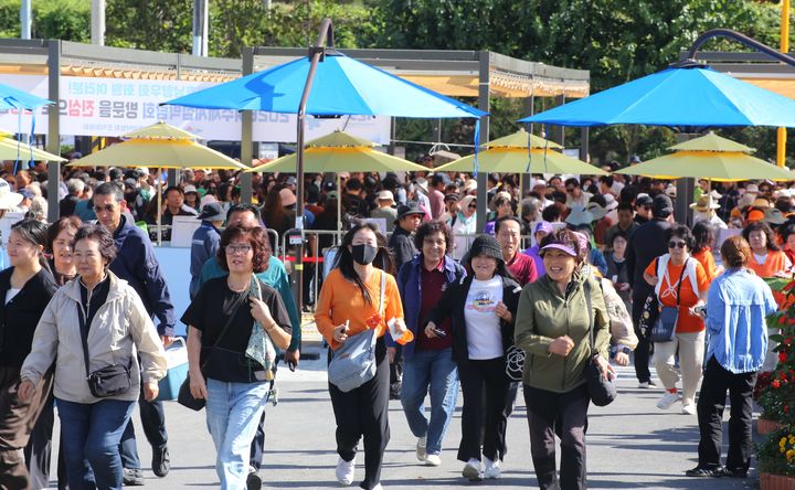 [여수=뉴시스] 여수세계섬박람회장 열린 무대에서 4일 오후 '프라임 콘서트 IN 여수' 가 열린 가운데 관람객들이 입장하고 있다. (사진=조직위 제공) 2026.10.05. photo@newsis.com *재판매 및 DB 금지