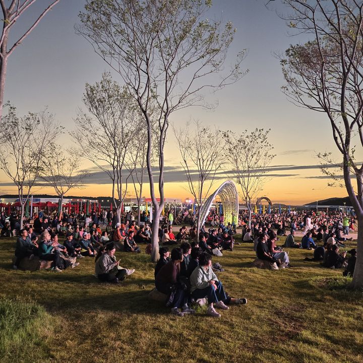 [여수=뉴시스] 여수세계섬박람회장 열린 무대에서 4일 오후 '프라임 콘서트 IN 여수' 가 열린 가운데 관람객들이 공연을 즐기고 있다. (사진=조직위 제공) 2026.10.05. photo@newsis.com *재판매 및 DB 금지