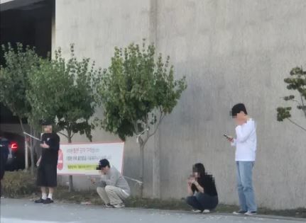 [서울=뉴시스] 지난 4일 한 SNS에 금연구역임을 알리는 현수막이 설치된 장소에서 담배를 피고 있는 사람들의 사진이 올라왔다.&nbsp; (사진=SNS 캡처) *재판매 및 DB 금지