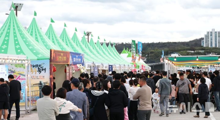 [포항=뉴시스] 2~4일 사흘간 구룡포읍 아라광장 일원에서 '2026 포항 해 뜨면 국수 축제'가 열렸다. 사진은 국수 축제 부스 전경. (사진=포항시 제공) 2026.10.05. photo@newsis.com