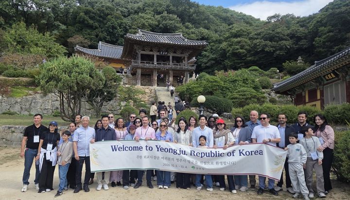 [영주=뉴시스] 20개국 주한 외교사절단이 천년고찰 영주 부석사를 방문해 기념사진을 찍고 있다. (사진=영주시 제공) 2026.10.05. photo@newsis.com *재판매 및 DB 금지