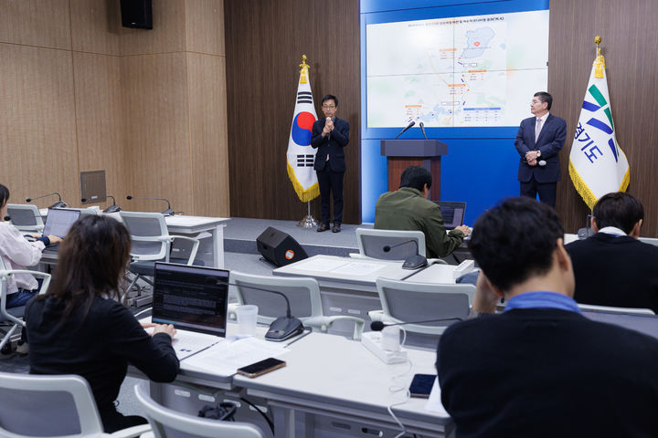 [수원=뉴시스] 문희천 경기도보건환경연구원장 직무대리가 5일 도청 브리핑룸에서 기자회견을 하고 있다. (사진=경기도 제공) 2026.10.05. photo@newsis.com *재판매 및 DB 금지