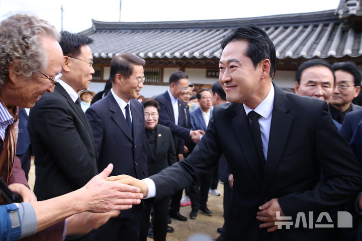 [옥천=뉴시스] 박은수 기자 = 장동혁 국민의힘 대표가 5일 충북 옥천군 옥천읍의 고 육영수 여사 생가를 찾아 시민들과 인사하고 있다. 2026.10.05. mercurypark@newsis.com 