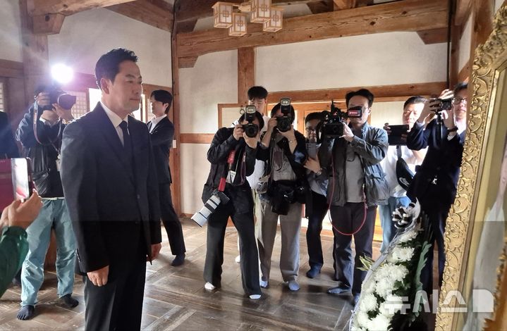 [옥천=뉴시스] 박은수 기자 = 장동혁 국민의힘 대표가 5일 충북 옥천군 옥천읍 고 육영수 여사 생가를 찾아 육 여사의 영정을 바라보고 있다. 2026.10.05. mercurypark@newsis.com