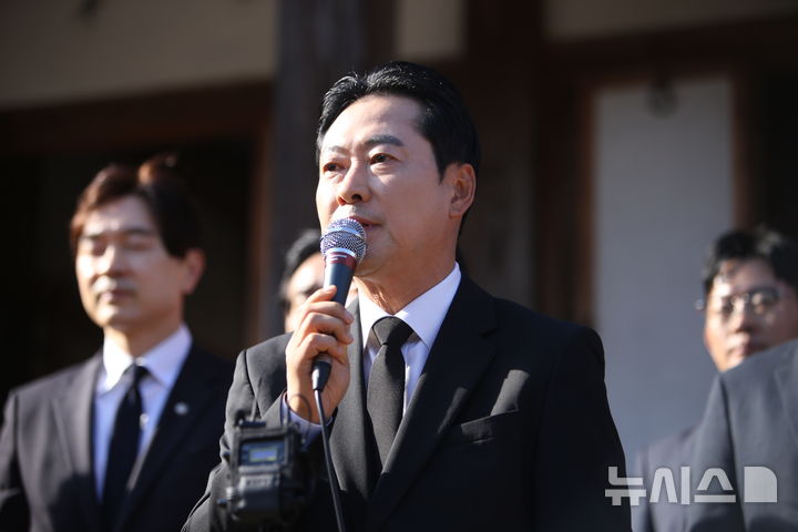 [옥천=뉴시스] 박은수 기자 = 장동혁 국민의힘 대표가 5일 충북 옥천군 옥천읍 고 육영수 여사 생가에서 기자회견을 열고 육 여사 피격 사건을 소재로 한 영화 '암살자(들)'을 비판하고 있다. 2026.10.05. mercurypark@newsis.com