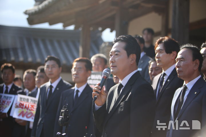 [옥천=뉴시스] 박은수 기자 = 장동혁 국민의힘 대표가 5일 충북 옥천군 옥천읍 고 육영수 여사 생가에서 기자회견을 열고 육 여사 피격 사건을 소재로 한 영화 '암살자(들)'을 비판하고 있다. 2026.10.05. mercurypark@newsis.com