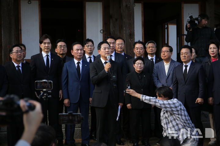 [옥천=뉴시스] 박은수 기자 = 장동혁 국민의힘 대표가 5일 충북 옥천군 옥천읍 고 육영수 여사 생가에서 기자회견을 열고 육 여사 피격 사건을 소재로 한 영화 '암살자(들)'을 비판하고 있다. 2026.10.05. mercurypark@newsis.com 
