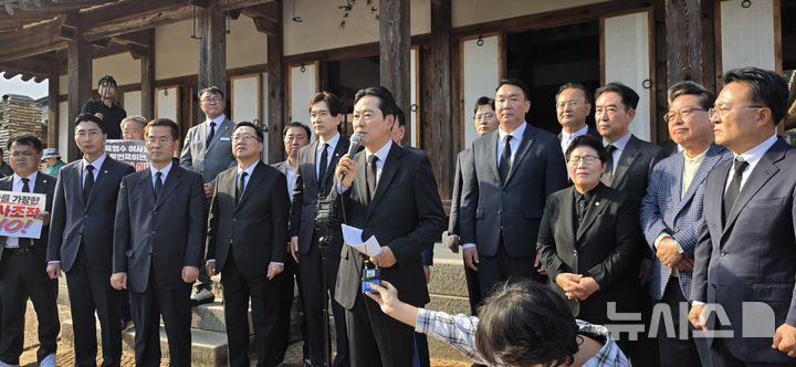 [옥천=뉴시스] 연종영 기자=5일 충북 옥천군 옥천읍 고 육영수 여사 생가를 방문한 국민의힘 장동혁 대표가 취재진 앞에서 영화 '당사자들' 역사 왜곡 논란에 대한 당 차원의 입장을 밝히고 있다. 장 대표는 "공산주의 독재자 스탈린은 '영화는 대중을 선동하는 가장 위대한 수단'이라고 했다. 표현의 자유가 패륜까지 허용하는 건 아니다"라고 비판했다. 2026.10.05. jyy@newsis.com