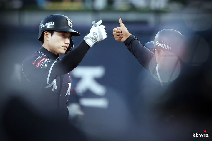 [서울=뉴시스] 프로야구 KT 위즈 장준원이 4일 수원 KT위즈파크에서 열린 2026 신한 쏠 KBO리그 홈 경기에서 롯데 자이언츠를 상대로 안타를 친 뒤 기뻐하고 있다. (사진=KT 위즈 제공) 2026.10.04.