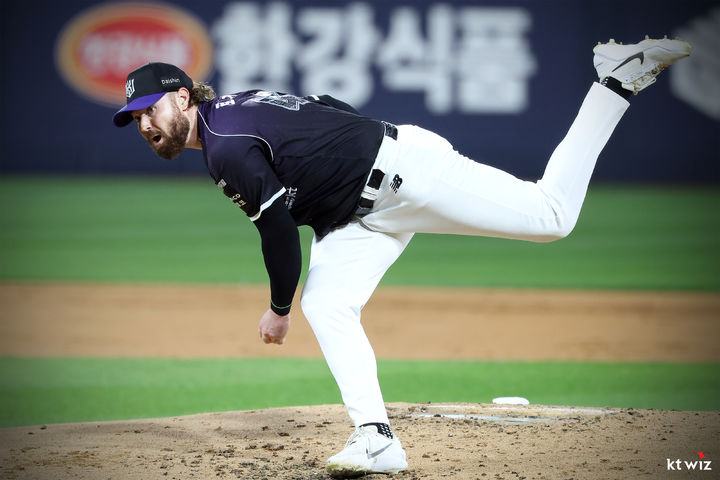 [서울=뉴시스] 프로야구 KT 위즈 로건 앨런이 23일 수원 KT위즈파크에서 열린 2026 신한 쏠 KBO리그 홈 경기에서 NC 다이노스를 상대로 공을 던지고 있다. (사진=KT 위즈 제공) 2026.09.23. *재판매 및 DB 금지