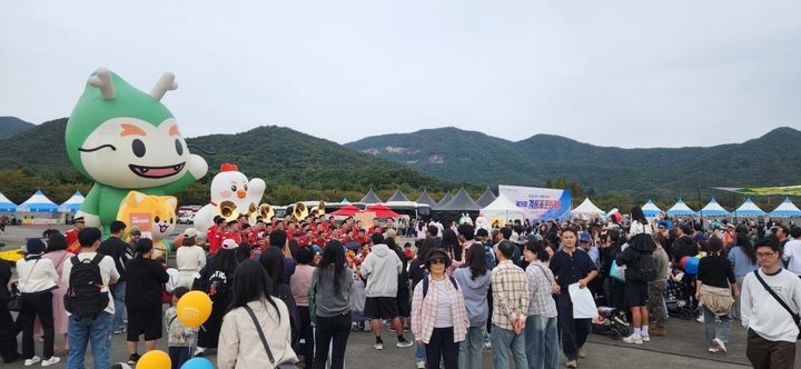 [계룡=뉴시스]곽상훈 기자=1일부터 5일까지 계룡대 활주로에서 열린 제16회 계룡군문화축제가 성황리에 마무리됐다. 2026.10.05 photo@newsis.com *재판매 및 DB 금지