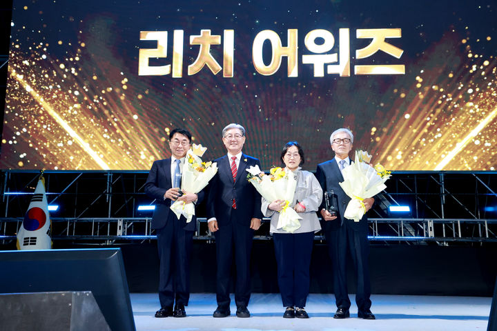 [의령=뉴시스]왼쪽부터 정영식 회장·오태완 의령군수·김현수 원장·故 공도연 할머니.(사진=의령군 제공) 2026.10.05.photo@newsis.com *재판매 및 DB 금지