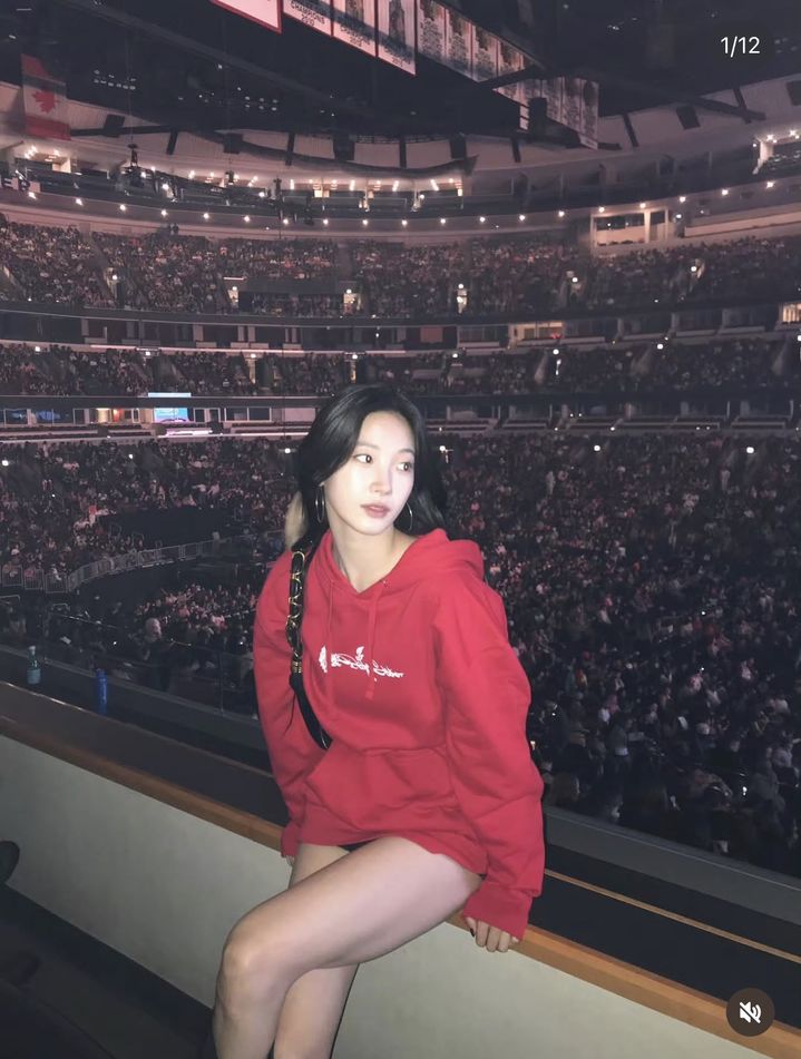 [서울=뉴시스] 그룹 르세라핌 멤버 카즈하가 최근 개인 사회관계망서비스(SNS)에 빨간색 후드티를 입고 촬영한 사진을 공개했다. (사진=카즈하 SNS 캡처) *재판매 및 DB 금지