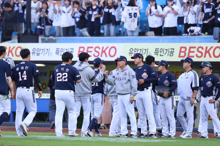 [서울=뉴시스] 프로야구 두산 베어스가 5일 대구 삼성라이온즈파크에서 열린 2026 신한 쏠 KBO리그 삼성 라이온즈와의 원정 경기에서 승리한 뒤 하이파이브를 하고 있다. (사진=두산 베어스 제공) 2026.10.05. *재판매 및 DB 금지