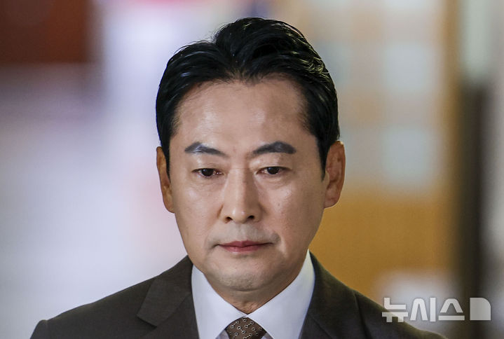 [서울=뉴시스] 정병혁 기자 = 장동혁 국민의힘 대표가 5일 서울 여의도 국회에서 현안 관련 기자회견을 하기 위해 이동하고 있다. 2026.10.05. jhope@newsis.com