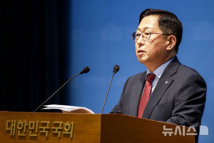 [서울=뉴시스] 정병혁 기자 = 유용원 국민의힘 의원이 5일 서울 여의도 국회 소통관에서 북한의 MDL 이남 추가 침범 징후 관련 기자회견을 하고 있다. 2026.10.05. jhope@newsis.com