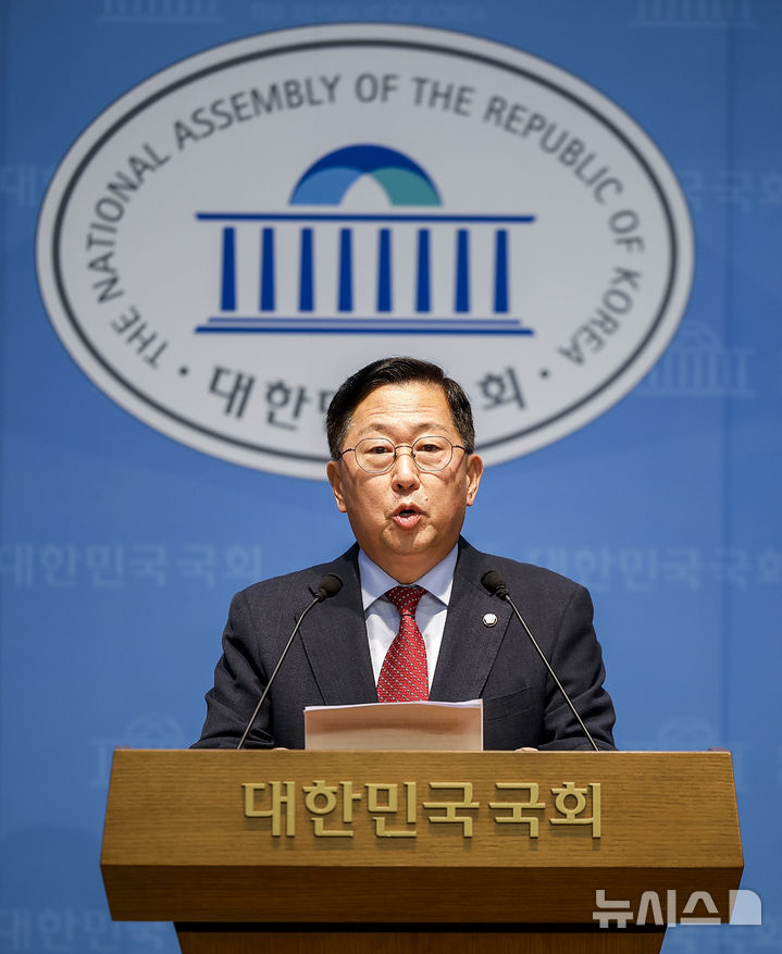 [서울=뉴시스] 정병혁 기자 = 유용원 국민의힘 의원이 5일 서울 여의도 국회 소통관에서 북한의 MDL 이남 추가 침범 징후 관련 기자회견을 하고 있다. 2026.10.05. jhope@newsis.com