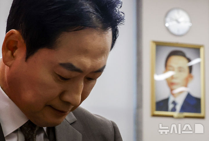 [서울=뉴시스] 정병혁 기자 = 장동혁 국민의힘 대표가 5일 서울 여의도 국회에서 현안 관련 기자회견을 마치고 회의장을 나가는 뒤로 박정희 전 대통령의 초상화가 걸려있다. 2026.10.05. jhope@newsis.com