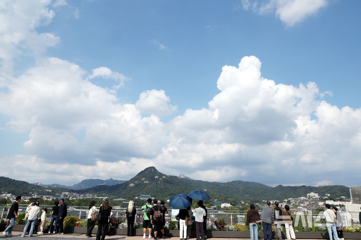 [서울=뉴시스] 조성봉 기자 = 만연한 가을날씨를 보인 5일 서울 종로구 대한민국역사박물관 옥상정원에서 시민들이 파란하늘을 만끽하고 있다.2026.10.05. suncho21@newsis.com