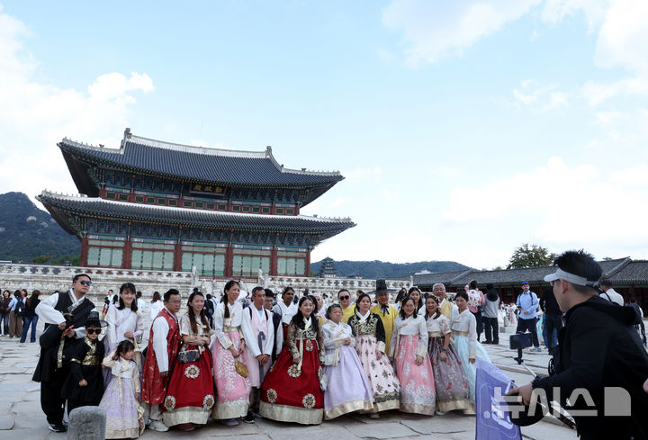 [서울=뉴시스] 조성봉 기자 = 만연한 가을날씨를 보인 5일 서울 종로구 경복궁에서 외국인 관광객들이 기념 촬영을 하고 있다.2026.10.05 suncho21@newsis.com