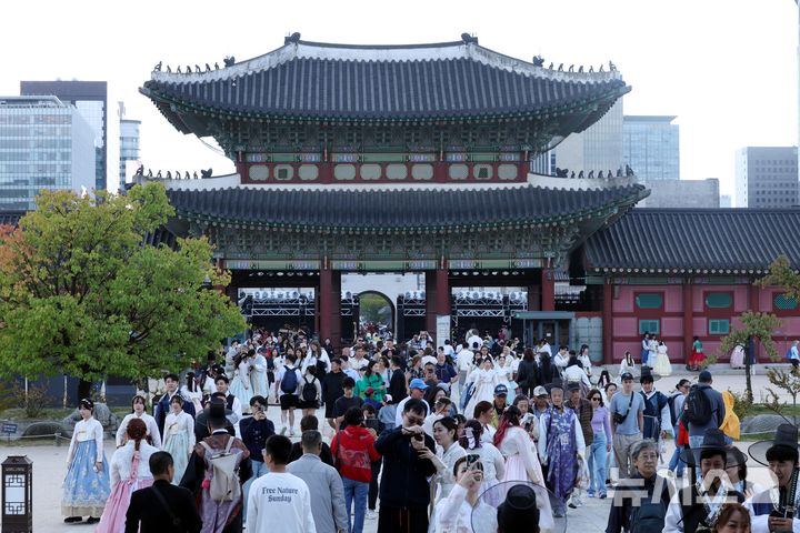 [서울=뉴시스] 조성봉 기자 = 만연한 가을날씨를 보인 5일 서울 종로구 경복궁이 관람객들로 북적이고 있다.2026.10.05 suncho21@newsis.com