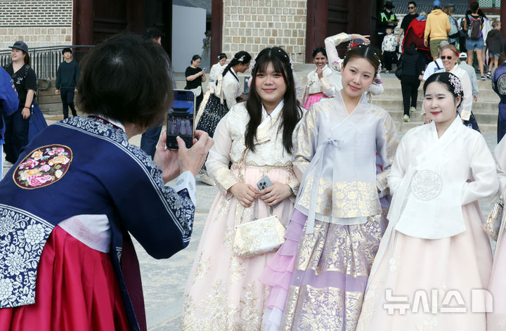 [서울=뉴시스] 조성봉 기자 = 만연한 가을날씨를 보인 5일 서울 종로구 경복궁에서 외국인 관광객들이 기념 촬영을 하고 있다.2026.10.05 suncho21@newsis.com