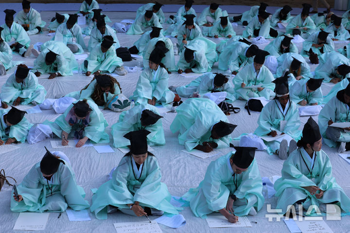 [서울=뉴시스] 권창회 기자 = 5일 서울 종로구 성균관대학교에서 열린 '제1회 재한 외국인 과거 시험'에서 참가자들이 과거시험을 보고 있다. 2026.10.05. kch0523@newsis.com