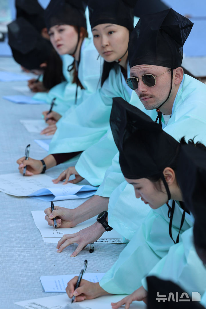[서울=뉴시스] 권창회 기자 = 5일 서울 종로구 성균관대학교에서 열린 '제1회 재한 외국인 과거 시험'에서 참가자들이 과거시험을 보고 있다. 2026.10.05. kch0523@newsis.com