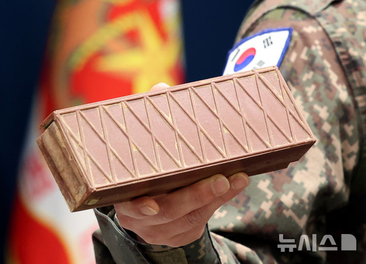 [서울=뉴시스] 박주성 기자 = 합참 작전부장 양진혁 육군 소장이 5일 오후 서울 국방부 브리핑실에서 25사단 DMZ 지뢰 폭발상황 관련 합참 합동 현장조사 TF 최종 조사결과 발표 브리핑에서 북한군의 수지 반보병지뢰를 보여주고 있다. 2026.10.05. park7691@newsis.com