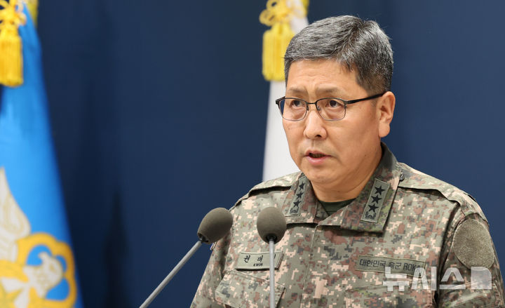 [서울=뉴시스] 박주성 기자 = 합참차장 권대원 육군 중장이 5일 오후 서울 국방부 브리핑실에서 25사단 DMZ 지뢰 폭발상황 관련 합참 합동 현장조사 TF 최종 조사결과 발표 브리핑을 하고 있다. 2026.10.05. park7691@newsis.com