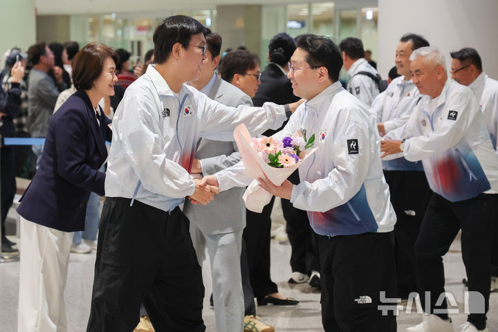 [인천공항=뉴시스] 김명년 기자 = 최휘영 문화체육관광부 장관이 5일 인천국제공항 2터미널에서 열린 2026 아이치·나고야 아시안게임 대한민국 선수단 해단식에서 이상현 선수단장에게 꽃다발을 수여하고 있다. 2026.10.04. kmn@newsis.com