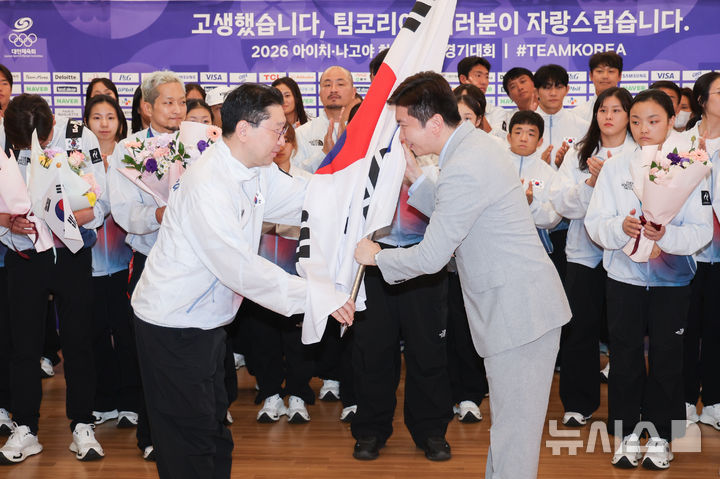 [인천공항=뉴시스] 김명년 기자 = 이상현 선수단장이 5일 인천국제공항 2터미널에서 열린 2026 아이치·나고야 아시안게임 대한민국 선수단 해단식에서 유승민 대한체육회장에게 단기를 반환하고 있다. 2026.10.04. kmn@newsis.com