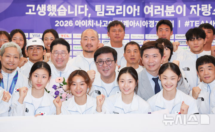 [인천공항=뉴시스] 김명년 기자 = 최휘영 문화체육관광부 장관과 유승민 대한체육회장, 이상현 선수단장을 비롯한 선수단이 5일 인천국제공항 2터미널에서 열린 2026 아이치·나고야 아시안게임 대한민국 선수단 해단식에서 기념촬영을 하고 있다. 2026.10.04. kmn@newsis.com