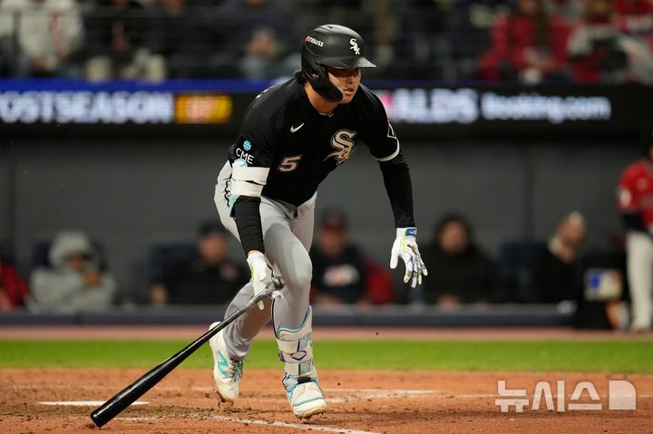 [클리블랜드=AP/뉴시스] 메이저리그 시카고 화이트삭스의 무라카미 무네타카가 5일(현지 시간) 미국 오하이오주 클리블랜드의 프로그레시브 필드에서 펼쳐진 2026 MLB ALDS 2차전에서 클리블랜드를 상대로 땅볼을 치고 있다. 2026.10.06.