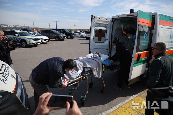 [바르나=AP/뉴시스] 불가리아 당국이 6일(현지 시간) 바르나에서 자국 흑해 배타적경제수역(EEZ) 내 상선 2척이 공격받은 뒤 부상한 선원 1명을 병원으로 이송하고 있다. 이번 공격은 북대서양조약기구(NATO·나토) 회원국인 불가리아의 해상에서 발생한 첫 선박 공격이다. 2026.10.07. 