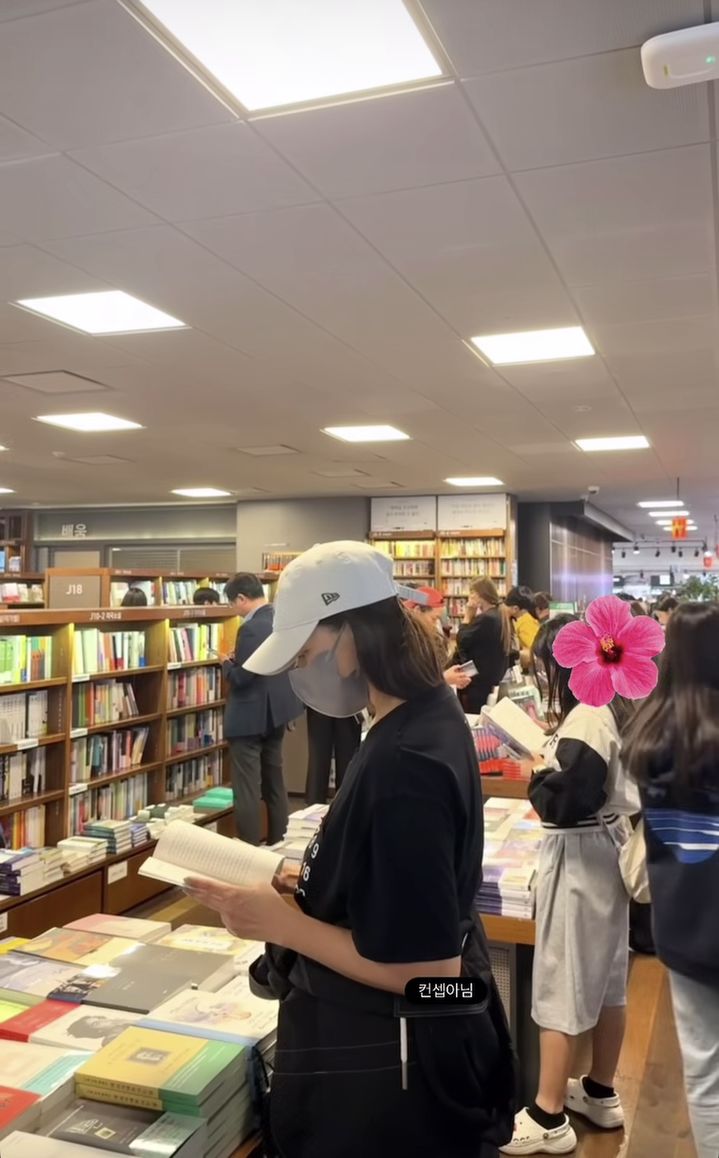 [서울=뉴시스] 김희선이 대형서점에서 책을 읽는 모습이다. (사진= 김희선 SNS 캡처) 2026.10.06. photo@newsis.com *재판매 및 DB 금지