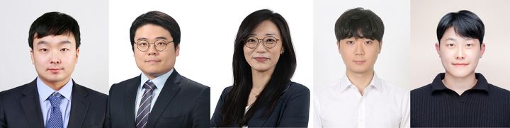 [울산=뉴시스] UNIST 이동욱 교수, 홍익대학교 최수형 교수, DGIST 허수미 교수, 홍익대학교 오승환 박사, UNIST 이진훈 박사. photo@newsis.com *재판매 및 DB 금지