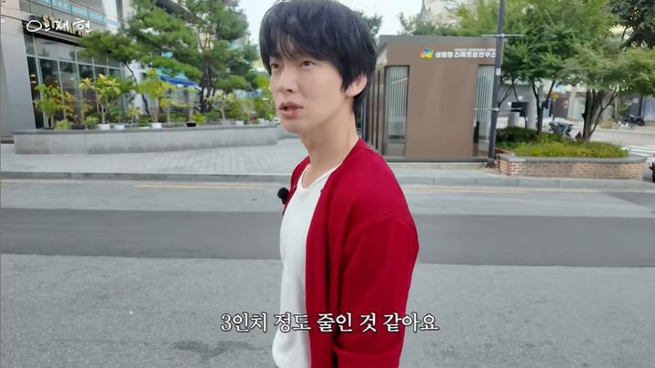 [서울=뉴시스] 안재현이 최근 유튜브 영상에서 체중이 많이 빠져 "옷을 다 3인치 정도 줄인 것 같다"며 근황을 전했다. (사진=유튜브 채널 '안재현' 캡처)