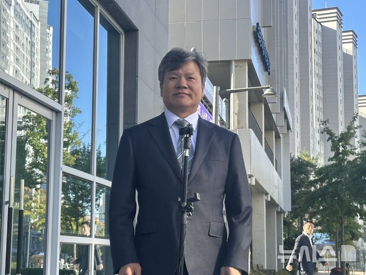 [대전=뉴시스] 김도현 기자 = 문홍주 초대 대전지방중대범죄수사청장이 6일 오전 세종시 소담동에 있는 대전중수청 앞에서 도어스테핑을 진행하고 있다. 2026.10.06. kdh1917@newsis.com