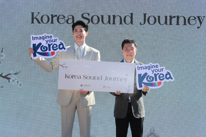 2일 ‘코리아 사운드 저니’ 행사에서 박성혁 한국관광공사 사장(오른쪽)과 한국관광 명예홍보대사 박보검이 기념촬영을 하고 있다. (사진=한국관광공사) *재판매 및 DB 금지